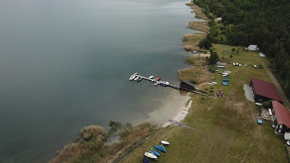 Boote liegen 2020 am Ufer des Haselbacher See.