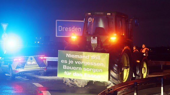 Bauern blockieren am frühen Morgen mit ihren Traktoren die Auffahrt zur Autobahn 4 an der Anschlussstelle Gera-Leumnitz. 