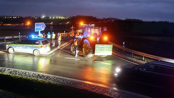 Bauern blockieren mit ihren Traktoren die Auffahrt zur Autobahn 4 an der Anschlussstelle Gera-Leumnitz.