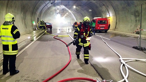 Notfallübung von Feuerwehr und Rettungsdienst im Jagdbergtunnel der Autobahn A4 bei Jena