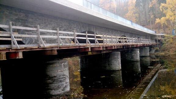 Steinbrücke mit angebautem Behelfssteg mit vier Pfeilern