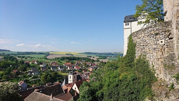 Die mittelalterliche Burg Ranis auf einem Höhenzug oberhalb der ländlich gelegenen Stadt Ranis in Ostthüringen.