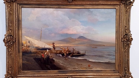 Gemälde mit einem Strand voller Fischerboote un Menschen, im Hintergrund ein Berg