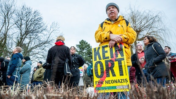 Ein Mann mit einem Schild "Kein Ort für Nazis"