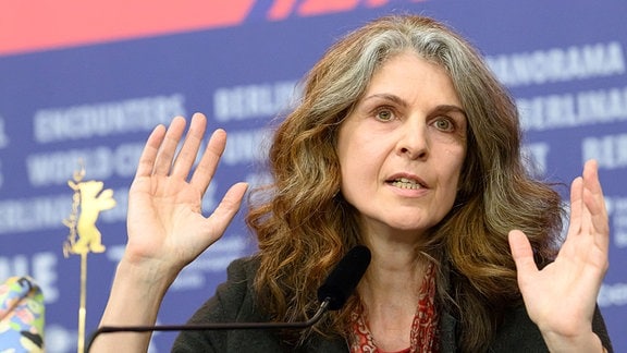 Leila Stieler bei der Pressekonferenz zum Film  "In Liebe, eure Hilde". Sie hält gestikulierend ihre Hände hoch.