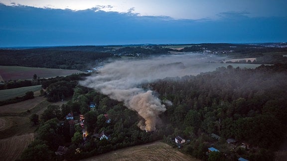 Blick auf die hunderte Meter lange Rauchfahne aus der Luft