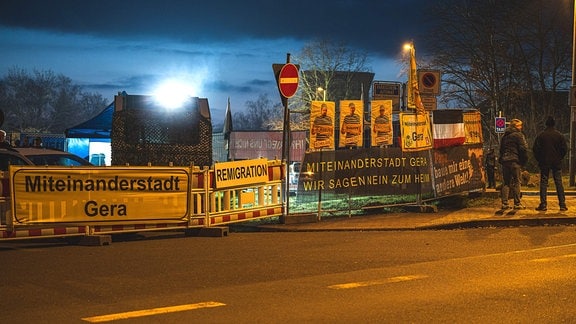 Mehrere Plakate während einer Demonstration in Gera