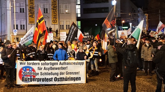 Teilnehmer der rechten Szene demonstrieren in Gera gegen neu geplante Flüchtlingsunterkunft