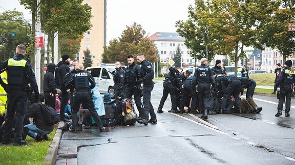 Zum Tag der Deutschen Einheit hatte Neonazi Christian Klar in Gera eine Demonstration aus dem rechten Spektrum angemeldet. Die Polizei löste eine Sitzblockade linker Gegendemonstranten auf.