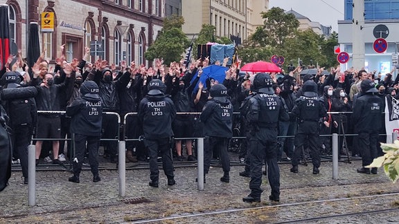Teilnehmer der Antifa-Demonstration machen Lärm, als die Demonstration der Rechten am Geraer Puschkinplatz an ihnen vorbeizieht