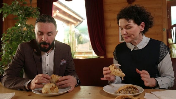 Mustafa Demikürek isst mit MDR-Redakteurin Kathleen Bernhardt Döner zum Aufbacken