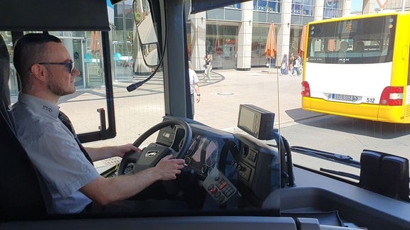 Ein Busfahrer fährt einen Elektrobus in Gera