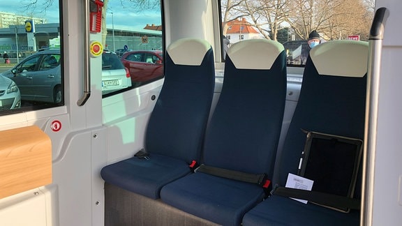 Drei Sitzplätze im Bus.