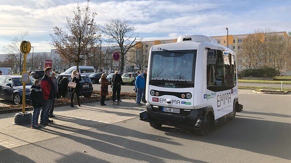 moderner Kleinbus an Haltestelle in Gera, Menschen warten