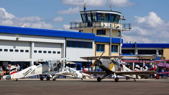 Kleinflugzeuge stehen auf dem Flugplatz Gera-Leumnitz.