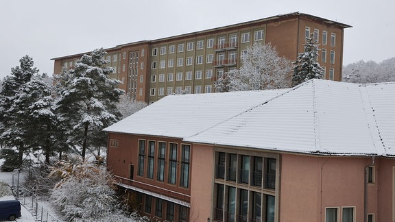  Schnee liegt auf den Dächern der Gebäude des ehemaligen Wismut-Krankenhauses.