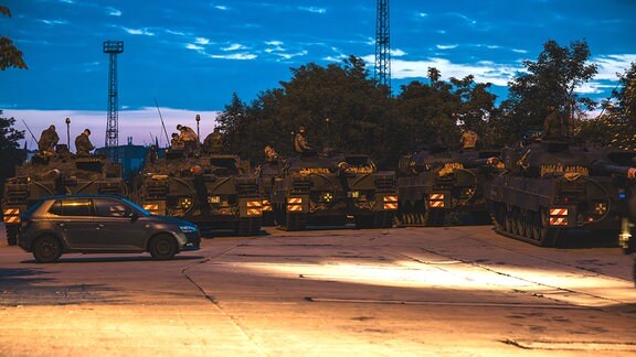 Mehrere Leopard-2-Panzer der Bundeswehr parken auf einem Platz in am Geraer Hauptbahnhof