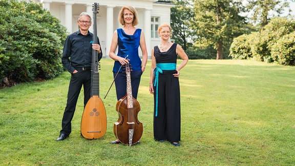 Drei Mitglieder der Hamburger Ratmusik mit Instrumenten.