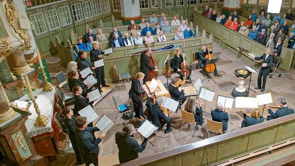 Ensemble der Hamburger Ratmusik spielt ein Konzert in einer Kirche. 