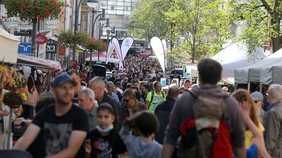 Zahlreiche Besucher laufen durch die Innenstadt beim 30. Geraer Höhlerfest. 