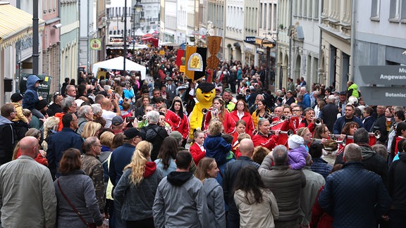 Teilnehmer des historischen Festumzuges laufen beim Geraer Höhlerfest durch die Innenstadt