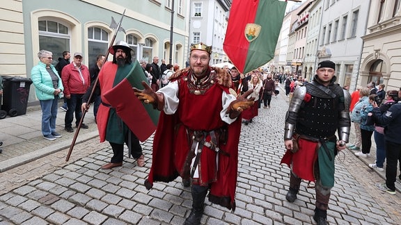 Teilnehmer des historischen Festumzuges laufen beim Geraer Höhlerfest durch die Innenstadt