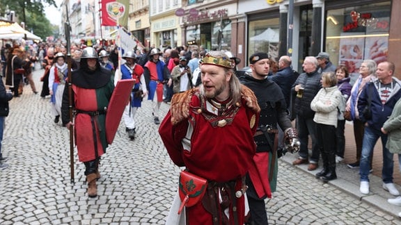 Teilnehmer des historischen Festumzuges laufen durch die Innenstadt beim 33. Geraer Höhlerfest.