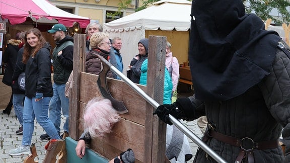 Besucher verfolgen die Darbietungen von Laiendarstellern eines Mittelaltermarktes auf dem Marktplatz beim 33. Geraer Höhlerfest.