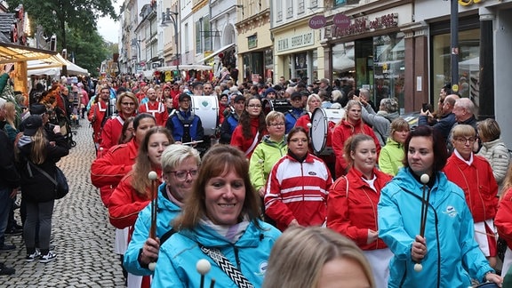 Teilnehmer des historischen Festumzuges laufen durch die Innenstadt beim 33. Geraer Höhlerfest.