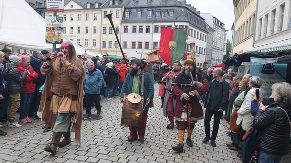 Teilnehmer des historischen Festumzuges laufen durch die Innenstadt beim 33. Geraer Höhlerfest. 