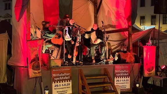 Eine Mittelalterband spielt auf einer kleinen Bühne