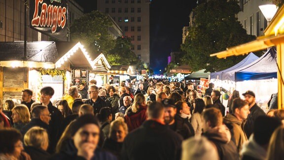 Eine Menschenmenge, links und rechts Verkaufsstände auf dem Höhlerfest in Gera.