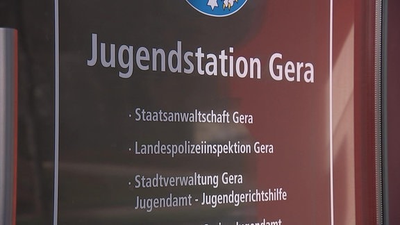 Ein Schild mit der Aufschrift Jugendsation Gera, Staatsanwaltschaft Gera, Polizeiinspektion Gera, Stadtverwaltung Gera Jugendamt und Jugendgerichtshilfe