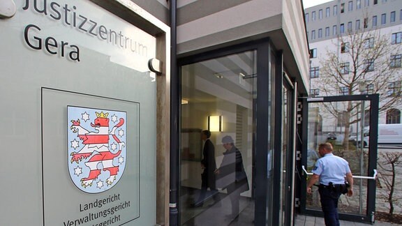 Ein Beamter betritt das Landgericht Gera.