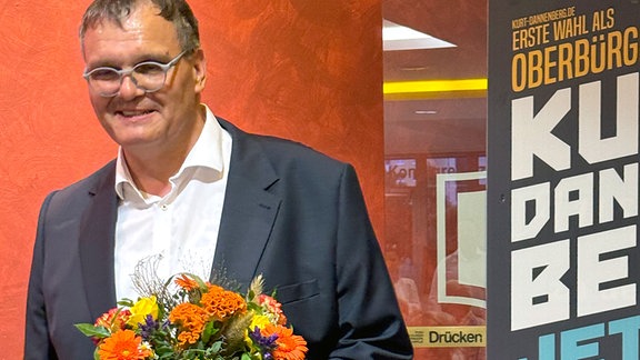 Kurt Danneberg (CDU) erhält einen Strauß Blumen nach der Wahl zum Oberbürgermeister von Gera.