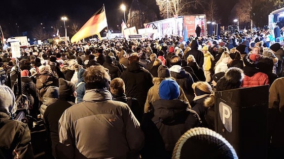 Teilnehmer bei einer Kundgebung der rechtspupulistischen Initiative Miteinanderstadt auf dem Geraer Hofwiesenparkplatz