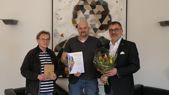 Im Rathaus Gera: Oberbürgermeister Julian Vonarb (pl) empfängt Ronny Geißler und Susanne Wöllner vom Rasthaus Obolus.