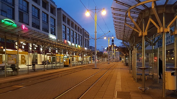 Leere Haltestelle in Gera. Straßenbahnen und Busse fahren wegen eines Streiks nicht mehr