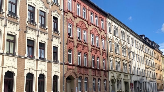 Eine Häuserreihe in der Plauenschen Straße in Gera.