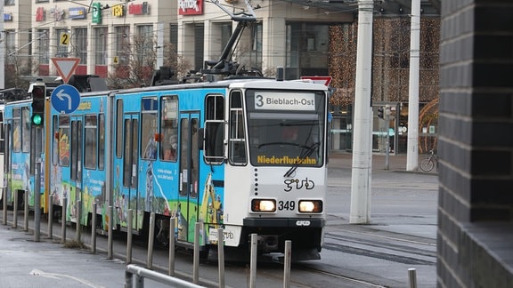 Eine Straßenbahn fährt durch die Innenstadt.