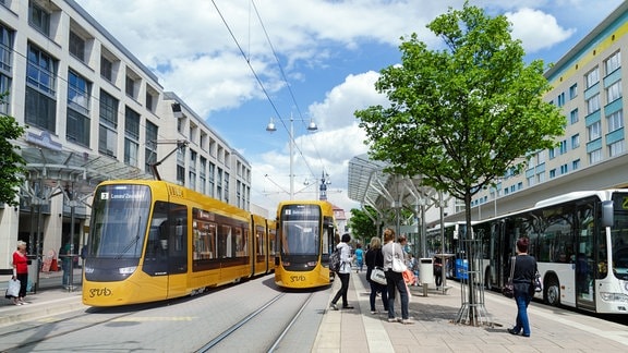Eine Bildmontage zeigt zwei neue Straßenbahnen im Stadtbild von Gera.