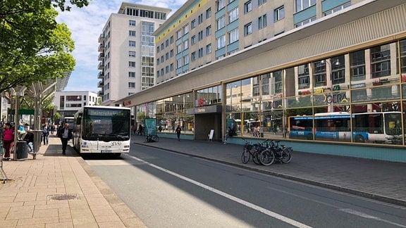  In der Heinrichstraße im Zentrum von Gera liegt der zentrale Umstiegsplatz für Bus und Straßenbahn. 
