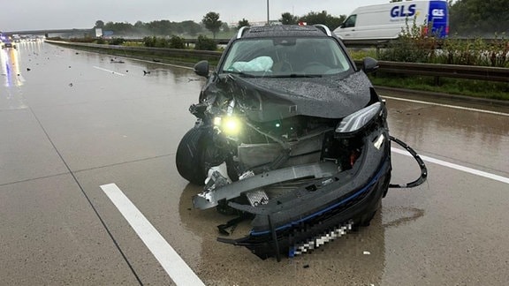 Ein schwarzer Pkw nach einem Unfall auf der Autobahn 4