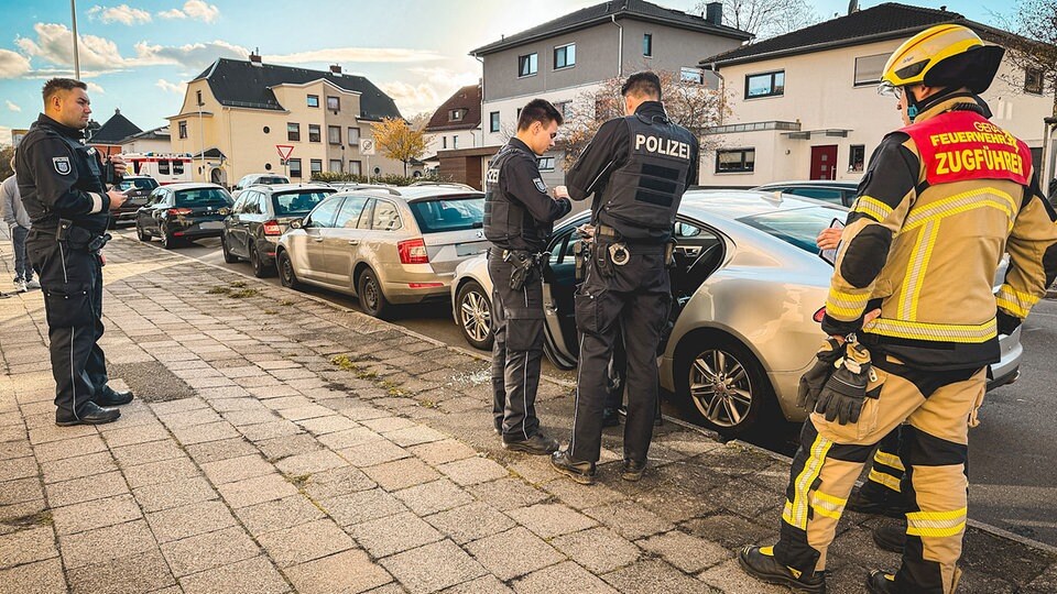 Fahrer Stirbt Am Steuer: Auto Kracht In Geparkte Fahrzeuge | MDR.DE