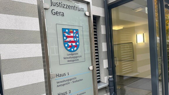 Ein Schild, darauf steht Justizzentrum Gera.