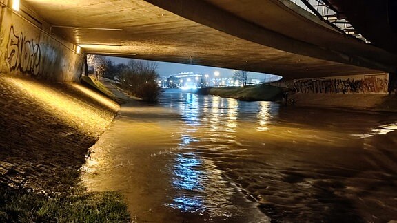 Die Weiße Elster hat in Gera den parallel verlaufenden Radweg überschwemmt. 