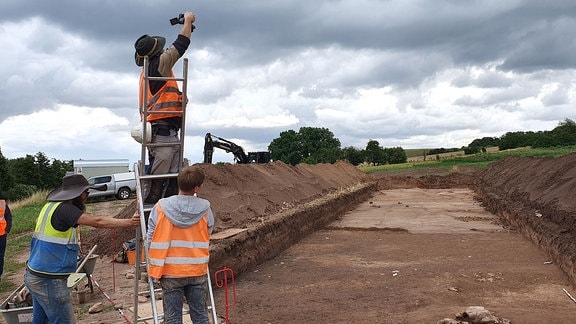 Archäologen fotografieren ihre Ausgrabungsstätte