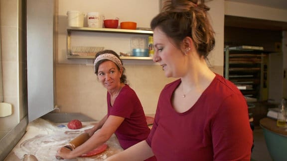 Zwei Frauen in einer Bäckerei