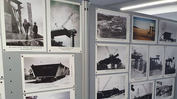 Eine Wand mit verschiedenen Fotos vom Bau der Stauseebrücke in Zeulenroda.