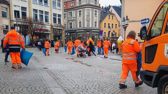 Müllmänner beim Säubern der Stadt Greiz nach dem Faschingsumzug